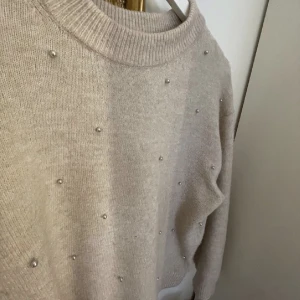 Stickad tröja💗 - Super söt beige tröja med pärlor på💗 i nyskick använd ca 2 gånger