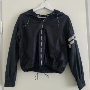 Vind jacka  - Ny vindjacka från Stronger i storlek xs, reså band längst ner på jackan, ej använd, original pris 799kr