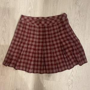 superfin pleated skirt i en vinröd färg! passar till så många outfits med har tyvärr blivit för liten för mig nu:( storleken är 40 men sitter som en 38🫶 tjockt, stadigt material🤍☁️