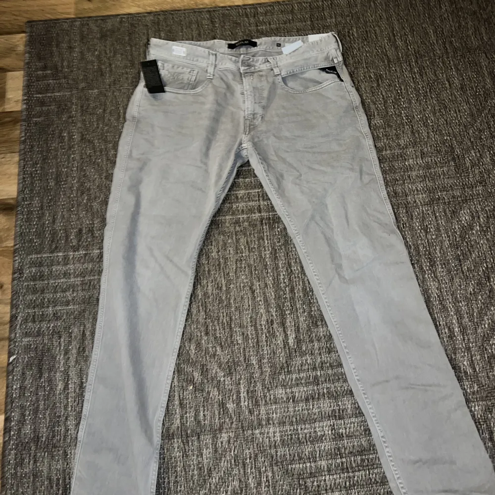 Säljer dessa jätte fina oanvända jeans då dem tyvärr inte passade min pappa💚 typers 1400. Jeans & Byxor.