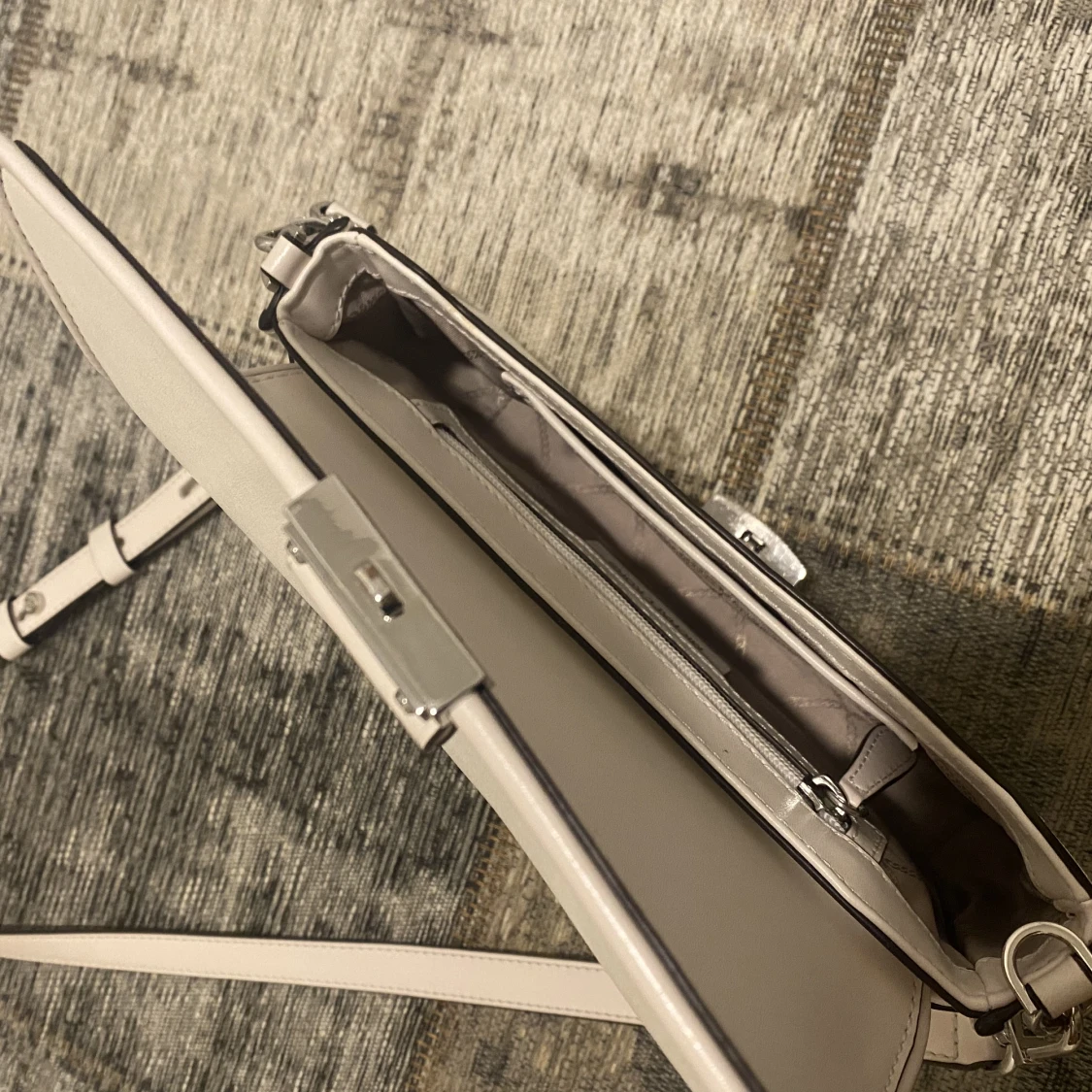 En ny vit handväska från Michael Kors  - 90