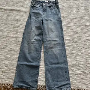 Blåa jeans från lager157 i storlek s. Aldrig använda då dom var för små. Fin blå färg och lite utsvängda ner till.