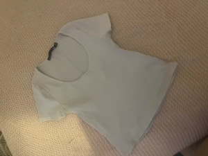 Tröja  - Vit tröja med U ringning gullig och söt 