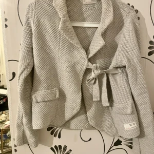 Odd Molly kofta stl 1 =S/M  - Super snygg kofta med detaljer i ryggen, kavaj stil färg Beige