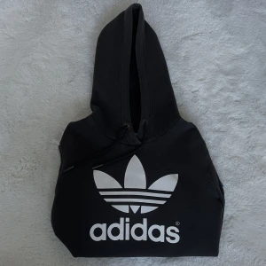 Adidas hoodie - Svart hoodie från adidas, fint skick! Storlek XS 🥰