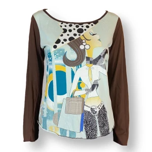 Tröja  - Abstract Y2K topp i fint skick. Från Below Zero, storlek M Glitter på vissa delar av printet. 100% bomull. Mått: Axel till axel 39cm, Ärmlängd 58cm, Midjebredd 40cm, armhåla till armhåla 45cm & längd 56cm. 