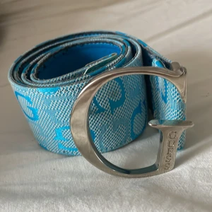 Bälte - Guess bälte som är köpt på sellpy  Ingen aning om de är äkta 