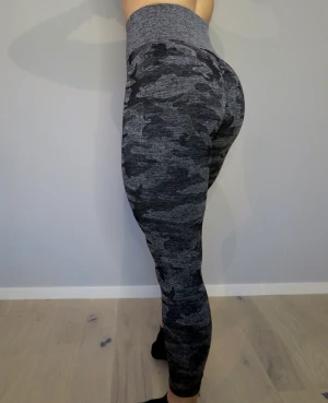Leggings/tights  - Militär-gråa tights i storlek M.   Endast använda en gång.   Hämtas i Lund eller skickas om köparen står för frakten 😄