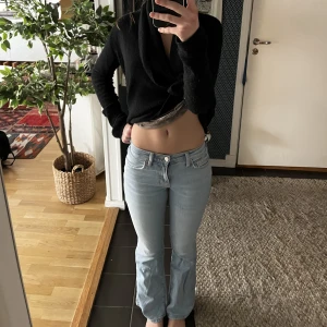 Gina lågmidjade jeans - Super fina ljusblåa lågmidjade jeans från Gina, bra skick. Kostar 300kr+frakt (60kr). Skriv till mig om ni har ytterligare frågor eller vill ha fler bilder!💓
