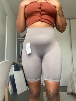 Oanvända DOM seamless shorts - Oanvända cykelbyxor/ shorts i märket ”Drop of mindfulness” i stretchigt material, prislapp kvar och köpt för: 299kr