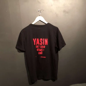 Yasin ”Det som göms i snö” - Handtryckt tröja flera i lager säljs i small, medium och large 