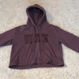Lila cropped hoodie - Hoodie från kapphal, crooped, strl S, lila, fint skick😊💕