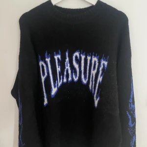 Stickad tröja weekday - Snygg svart stickad tröja från weekday. Köpt för 500kr storlek M men sitter lite oversized, funkar alltså som L mycket bra skick