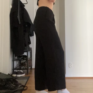 Visa ankelbyxor - Vida ankelbyxor från Wera  Strl xs (passar även s) Svarta med ränder