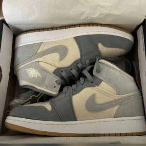 Nike Jordan 1 mid  - Säljer mina nike jorden 1 mid för 1200kr vid direkt köp!🤍vid frågor går det bra att kontakta :)