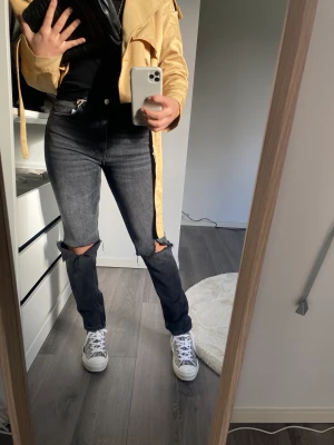 Jeans  - Jeans från Gina med hål, storlek 36, lapparna kvar 