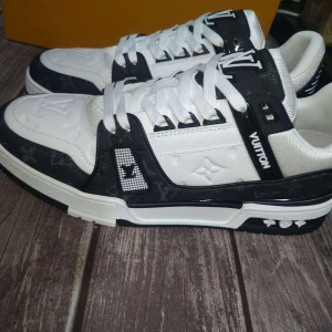 Louis Vuitton  - Äkta Louis Vuitton skor köptes i lv butiken Köpenhamn. Vill ha en snabb affär 