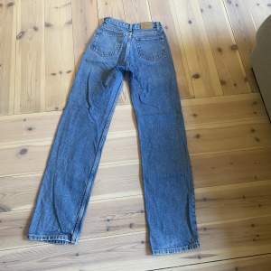 Jeans med v form på framsidan, midjan är mellan låg Frakt ingår inte