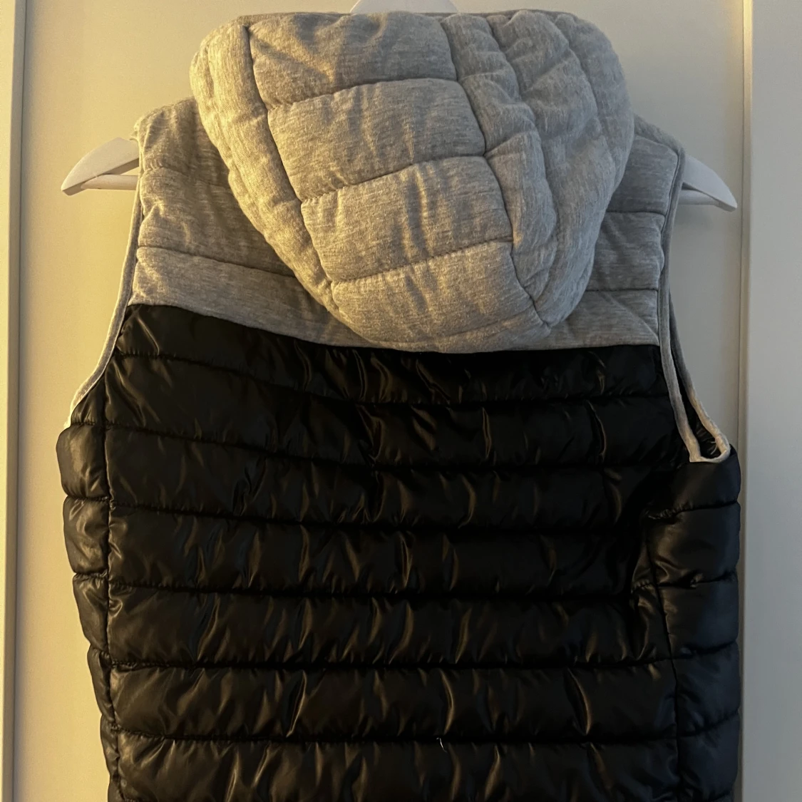 grå och svart väst - 90