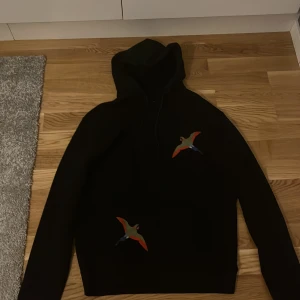 Axel arigato hoodie till salu! - Svart axel arigato hoodie, nypris 2000kr. Storlek S. Använd fåtal gånger och i super-skick! 9/10 skick.