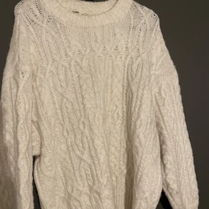 Stickad tröja  - Vit stickad tröja från pull & bear! Använd 1 gång🥰