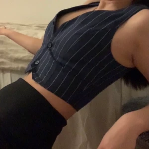 Kostym väst - En jätte snygg topp, figursydd och sitter tight längst kroppen. Tyvärr så tycker jag den är lite liten för mig. Köpte den för ett tag sedan, men glömde byta till en större storlek. Kostade 149kr. Skriv om ni har några frågor eller behöver fler bilder 💕