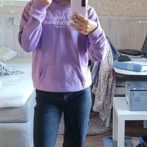 Hoodie - En lila peak hoodie i bra skick. Säljer då jag inte anvönder den längre. Stl 170 men passar mig som är xs/s