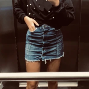 Jeanskjol - Jeanskjol från Gina tricot.  Säljer en blå (på bilden) och en hel svart  1 för 80kr och båda för 120kr Mycket fint skick