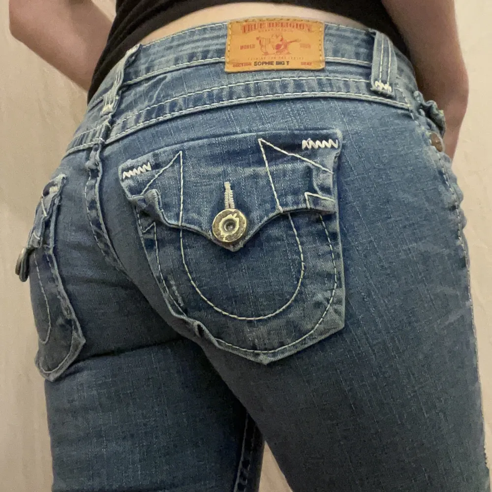Blå jeansshorts med vita detaljer från True Religion. Fint skick. obs: ungefärliga mått: Midjemått: 80cm.   Innerbenslängd: 35cm. Längd: 50cm. Grenhöjd: 18cm. . Shorts.