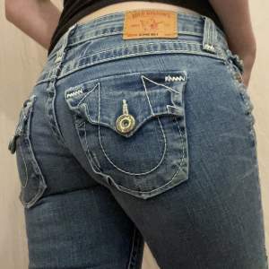 Blå jeansshorts med vita detaljer från True Religion. Fint skick. obs: ungefärliga mått: Midjemått: 80cm.   Innerbenslängd: 35cm. Längd: 50cm. Grenhöjd: 18cm. 