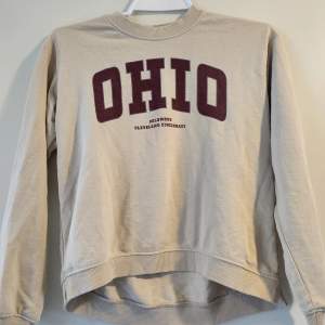 Cool ohio tröja!!! Köpt från H&M. Stl 146-152. Väldigt fint skick. Andvänd ca 1-2gånger 