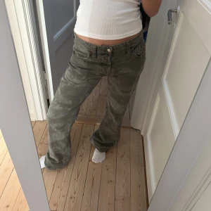 Coola jeans  - Säljer de här jeansen! Köpta på second hand 💞passar perfekt till både skolan och fest!