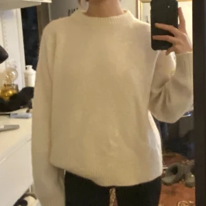 Stickad tröja  - Stickad tröja i alpackaull, jättefint skick❤️ Storlek Xs