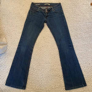 Lågmidjade bootcut jeans❤️ - Säljer ett par lågmidjade utsvängda jeans pga att de är för små för mig💗 Midjemått=76cm Innerbenslängd=80cm Det finns inga bilder med byxorna på. Frakt står du för själv!💕