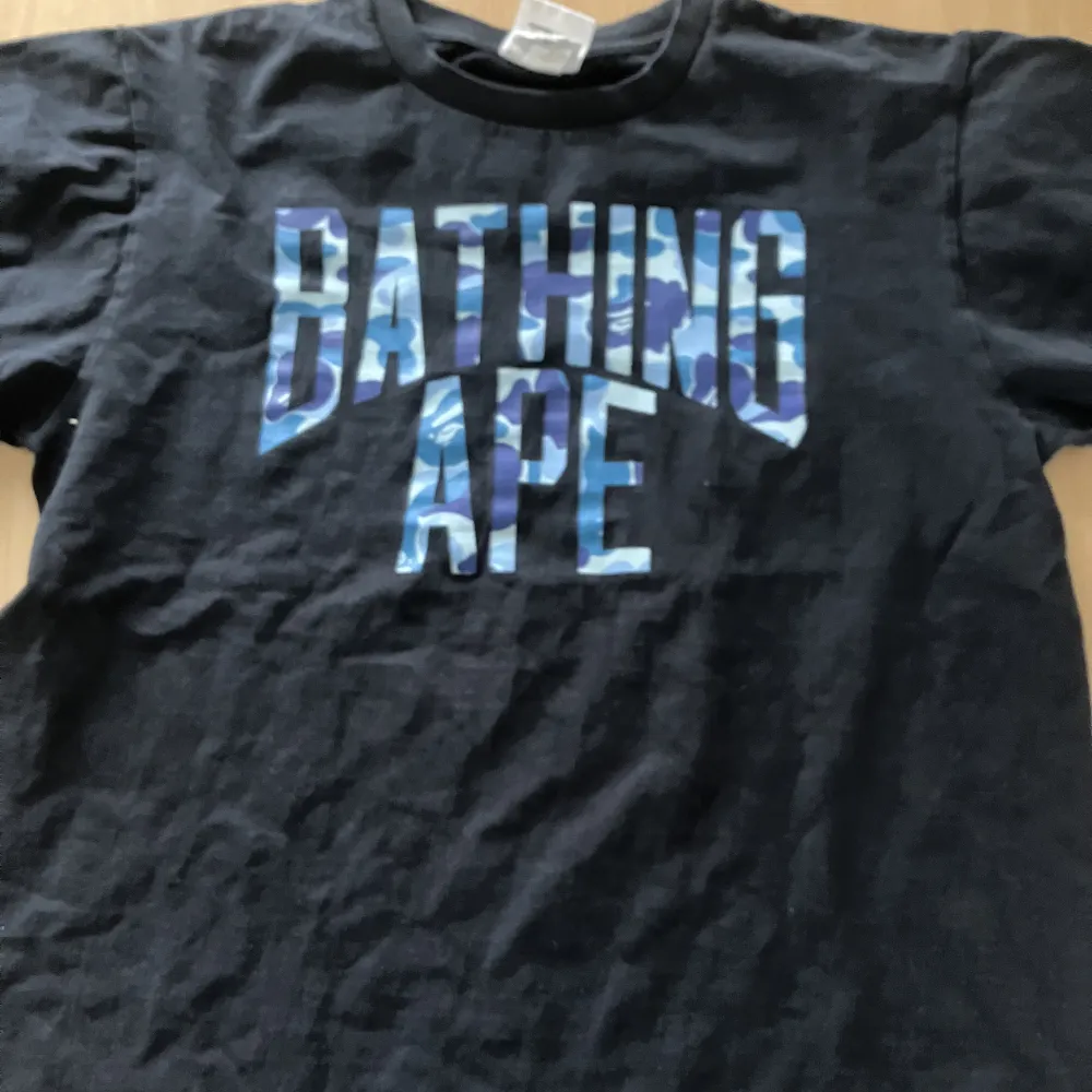 - Blue Camo Bathing Ape T-shirt (OG) - Köpt i New York Bape Store - Hög Kvalitet, Håller bra kvalitet efter tvätt . T-shirts.