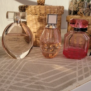 Parfymer - Säljer dessa tre dofter🦋 ♡Referenser finns  ♡Skickas med postnord spårbart. ♡Köparen står för frakten.  -V*cto*ia's se*ret bombshell 50ml  Se mängden kvar på bilden 200:-  -C*lvin Kl*n Sheer beauty 50ml, 80% kvar 130:-  -J*mmy ch*o l'eau 60 ml  50% kvar 1