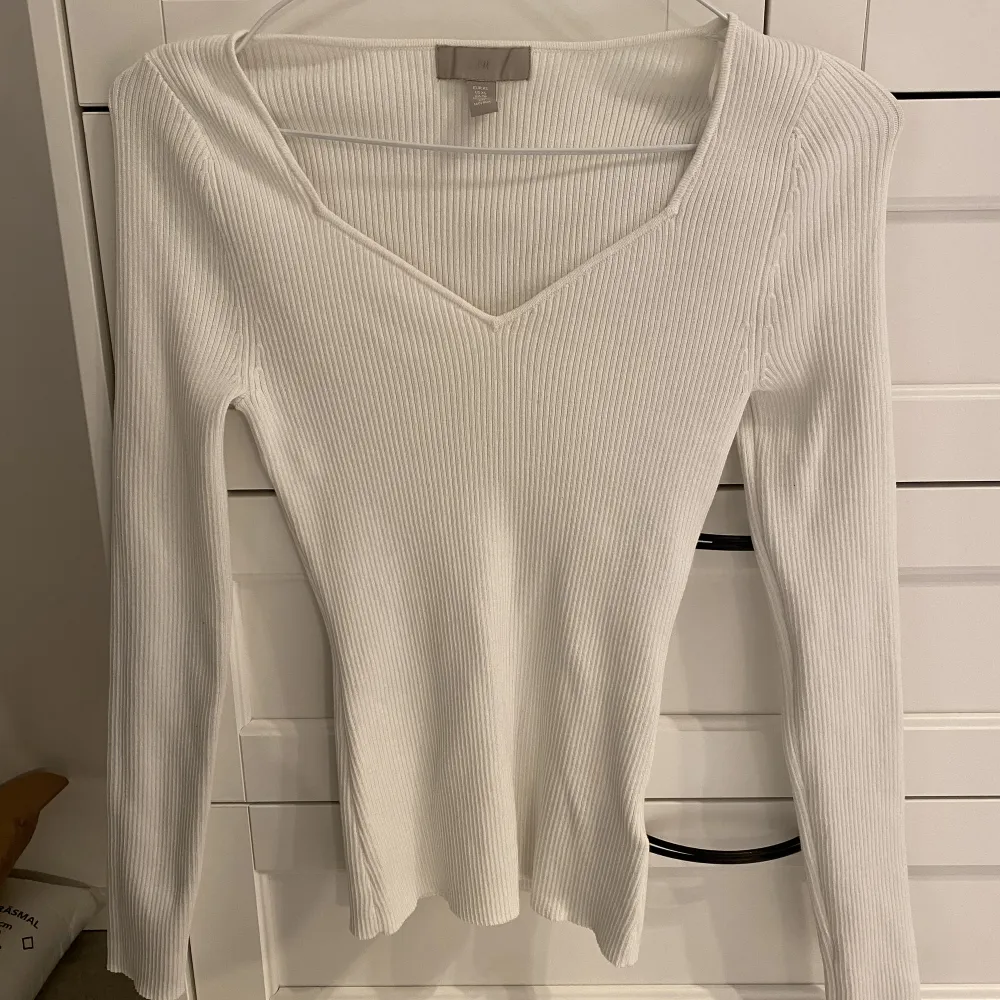 Världens finaste vita tröja från H&M i storlek XS🤍 Säljer då den inte kommit till användning! Helt ny o aldrig använd, endast tvättad🫶🏼 Nypris: 199kr! Köparen står för frakten! KÖP NU: 190kr❤️‍🔥. Toppar.