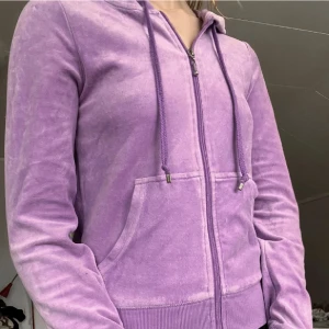 cubus munkis -  den är ganska stretchig. fin klar färg och skönt material. står ”livin the dream” på ryggen  👽☺️ skriv <3