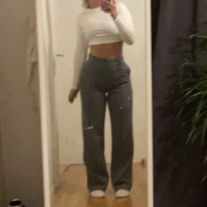 Vit långärmad tröja  - Round Neck Ribbed Long Sleeve Crop Top, storlek s. Köpt från NA-KD hemsida för 249kr. Använts fåtal gånger och har inga sminkfläckar, är inte genomskinlig heller. 