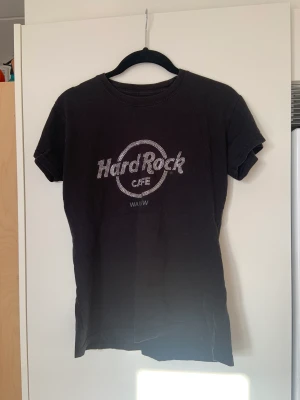 Hard Rock Café T-shirt  - Använd T-shirt från Hard Rock Café i Warszawa med ”kristaller”. 