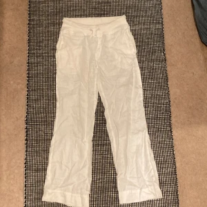 Lågmidjade linnebyxor - Superfina lågmidjade linnebyxor med snöre i midjan🤩. Byxorna är i gott skick men kan vara lite genomskinliga. Enstaka fläckar som lätt går att tvätta bort. Stl 32. Jag är 162 och de sitter lite kort på mig. 
