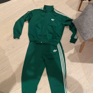 Adidas set  - Nyskick, inköpt i london 16 år sedan