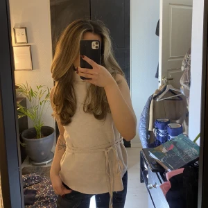 Zara knyttopp - En knyttopp från zara som jag är lite osäker på!! Därav funderar jag sälja den. Om det finns ngn intresserad så säljer jag den direkt. Enbart testad aldrig använd köpt i december 2022 för 199kr säljs för 100kr💕