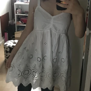 topp/miniklänning strl M - jättesöt topp (eller väldigt kort klänning) i bra skick som tyvärr inte kommer till användning längre. i storlek M!