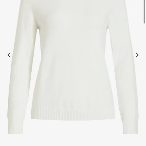 Vila stickad tröja vit  - Säljer den här fina vita tröjan för den inte är min stil, andvänd Max två gånger och inga fläckar 