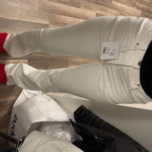 Vita botcut jeans  - Vita botcut jeans från bikbok i fin kvalite 
