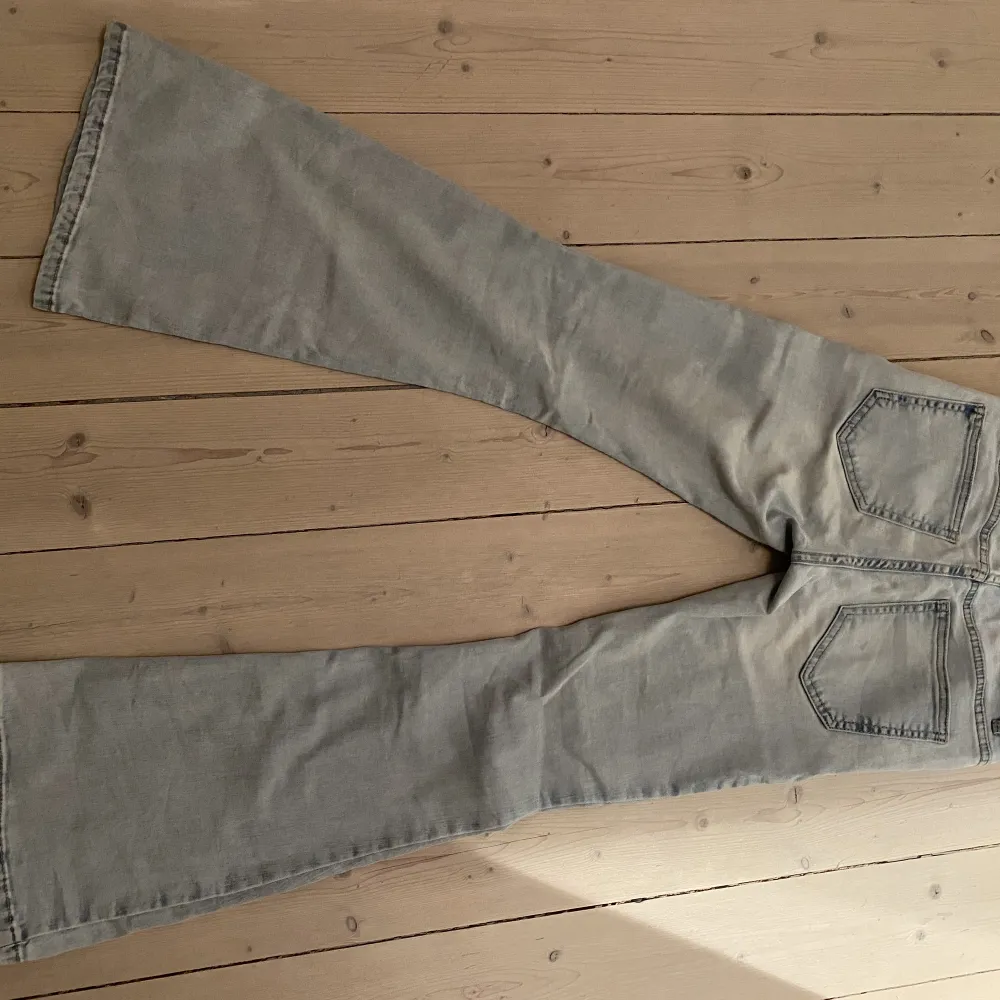 Bootcut & Low waist jeans från lindex. Som nya, knappt använda!! Inklusive frakt. Jeans & Byxor.