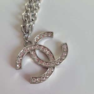 Halsband CC - Fint halsband med CC märke och strass. 