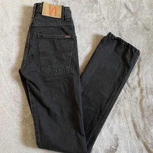 Nudie mid jeans. - Hej! Säljer dessa straight, midwaisted nudie jeans pga för små på mig😭Storlek w27/l34 men är små i storlek. Midjemått 35cm rakt över. Innerbenslängd 86cm. Skriv vid funderingar 😊💞