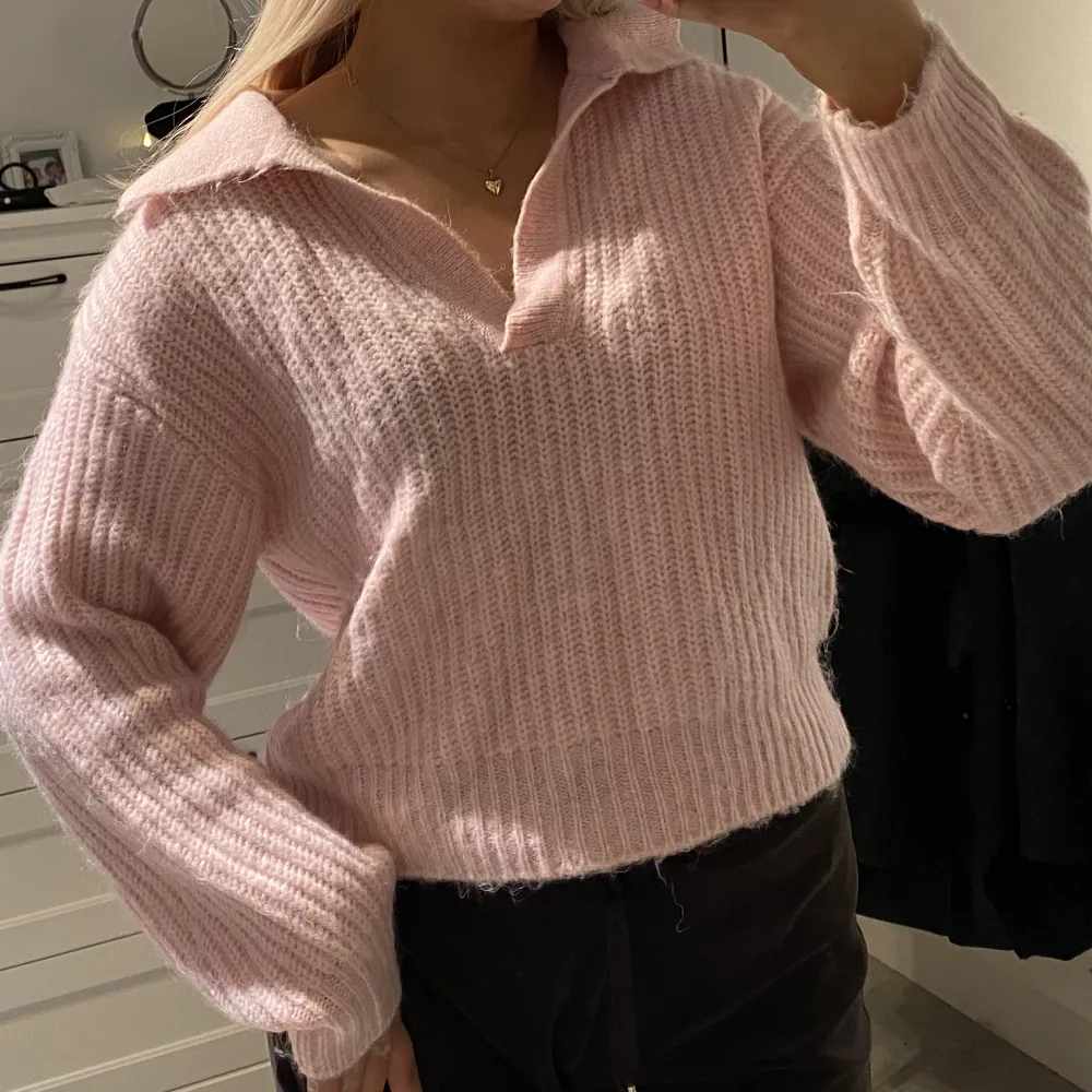Världens finaste rosa stickade tröja från GinaTricot i storlek XS🥺💖 Såååå fin färg o den är superskön!! Säljer då jag har andra rosa tröjor jag använder mer🥺 Endast använd 1 gång! Nypris: 359kr🫶🏼 Köparen står för frakten ❤️‍🔥. Tröjor & Koftor.